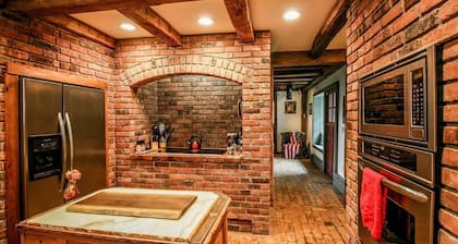 Historic Hudson Valley Barn Complex with Relaxing Grounds
