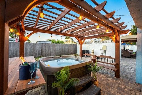 7 bd 7 bth Slps 30! 3 kitchens! Pool, Sauna, Beach, Hot tubs, Game Rm, Golf Cart