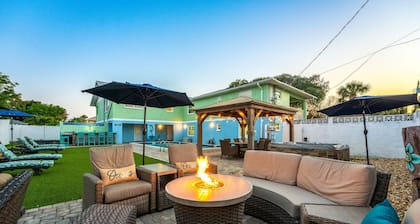 7 bd 7 bth Slps 30! 3 kitchens! Pool, Sauna, Beach, Hot tubs, Game Rm, Golf Cart