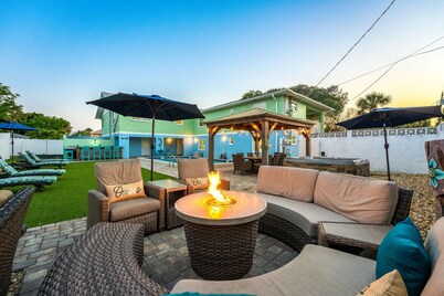 7 bd 7 bth Slps 30! 3 kitchens! Pool, Sauna, Beach, Hot tubs, Game Rm, Golf Cart