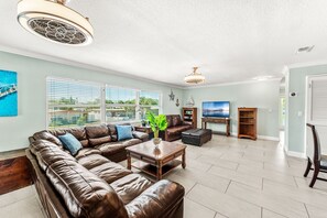 Flatskjerm-TV, videospill og bordtennis