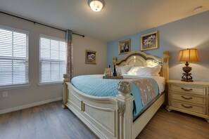 8 Schlafzimmer, Schreibtisch, Bügeleisen/Bügelbrett, Reisekinderbett