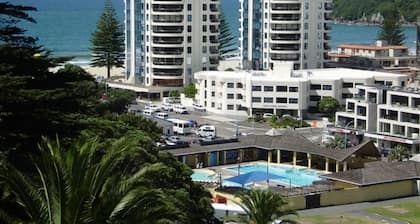 Le style des Ăźles du Pacifique au pied du mont Maunganui 'Mauao'