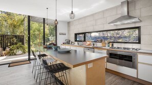 Fridge, microwave, stovetop, dishwasher