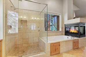 Duschwanne, Whirlpool, kostenlose Toilettenartikel, Haartrockner