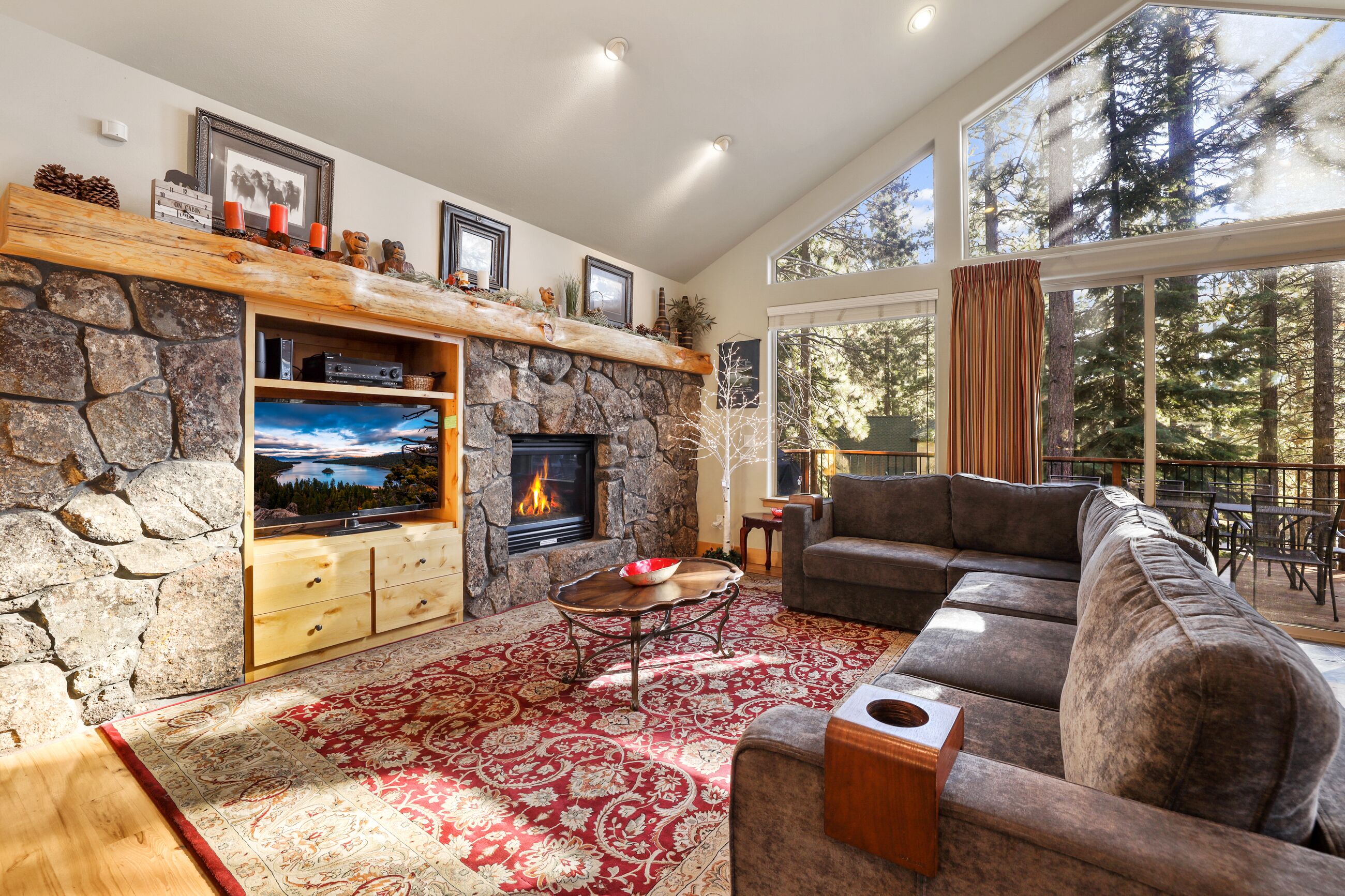 TV connectée, cheminée, baby-foot, chaîne hi-fi