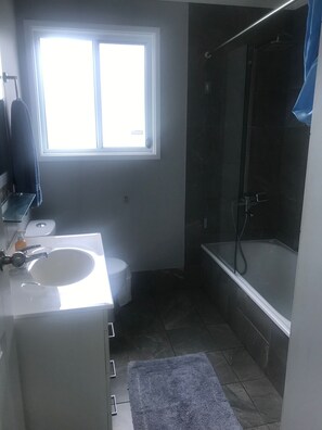 タオル、トイレットペーパー