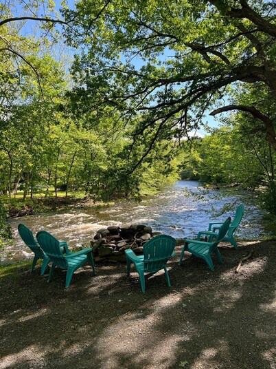 Creekside Cabin near falls, casino, golf, & more!