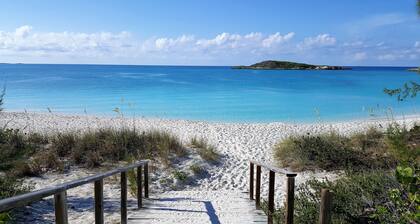 Panoramic ocean view luxury villa with pool, few minutes walk to Palm Bay Beach