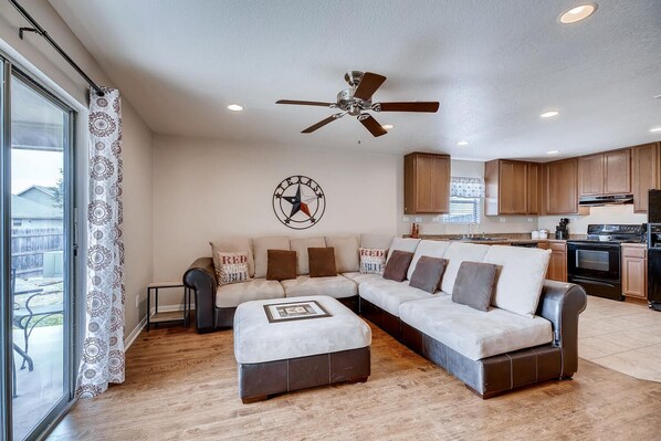 Älytelevisio, DVD-soitin, leluja, videokirjasto