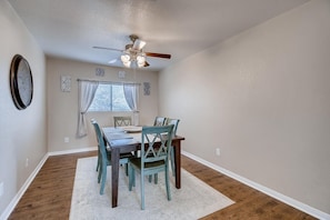 Dining - BMT Grads Stay! Minutes to Lackland + Community Pool, SeaWorld, Shopping! (San Antonio)