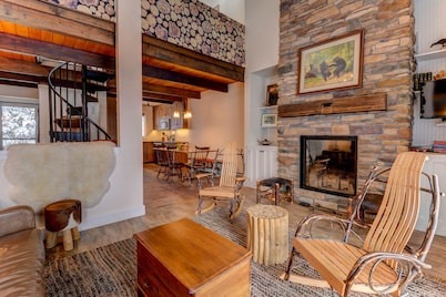 SKI IN/SKI OUT, BRETTON WOODS TOWNHOUSE, MOUNTAIN VIEWS!!