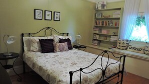 3 bedrooms, in-room safe, desk, iron/ironing board - delightful cottage Queenscliff (Queenscliff)