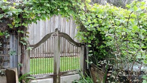 Property grounds - delightful cottage Queenscliff (Queenscliff)