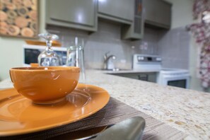 Tủ lạnh, lò vi sóng, dụng cụ pha cà phê/trà