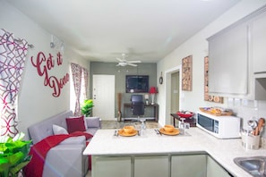 Executive, 1 Bedroom, Executive Superior Suite | Khu phòng khách | Smart TV, Netflix