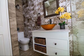 Buồng tắm vòi sen, khăn tắm