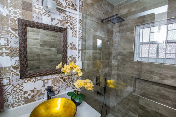 Executive, 1 Bedroom, Executive Superior Suite | Phòng tắm | Buồng tắm vòi sen, khăn tắm