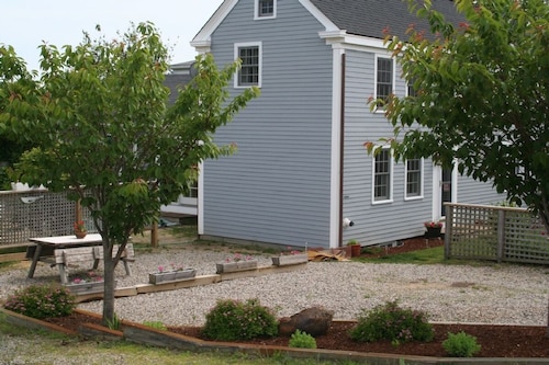 GREAT LOCATION /3 bedroom/bayview /Pond village area