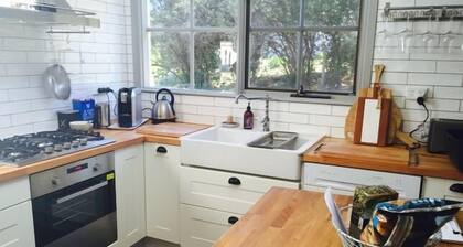 Waterside Cottage - Perfect Lakeside Location