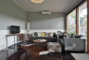 Smart TV, Netflix, DVD player, books - Waterside Cottage - Perfect Lakeside Location (Daylesford)