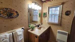 Combined shower/bathtub, bidet, towels, soap - Spacious Resort Home on 10th Fairway - 6 Bedrooms, 3 Baths. GOLF, SKI, SPA (Thompsonville)