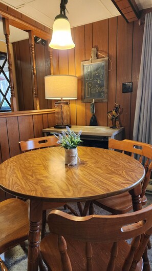 Dining - Spacious Resort Home on 10th Fairway - 6 Bedrooms, 3 Baths. GOLF, SKI, SPA (Thompsonville)