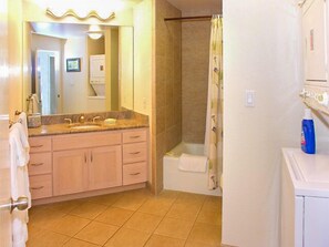 Ensemble douche/baignoire, baignoire Ă jets, sĂšche-cheveux