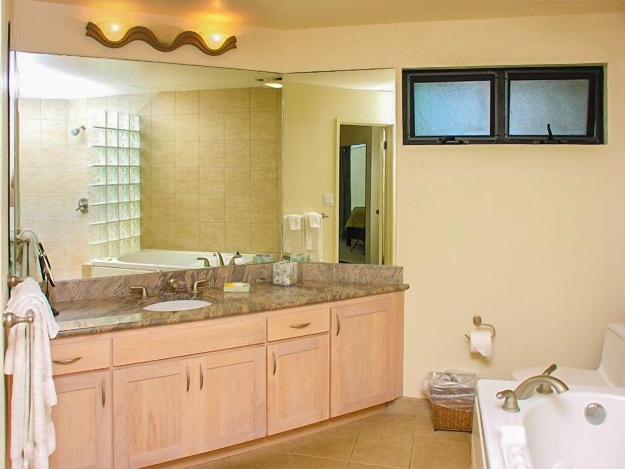 Combined shower/tub, jetted tub, hair dryer, towels