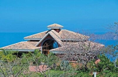 Spectacular Ocean View, Mtn. Top, 5 STAR, Huge pool, Hot tub