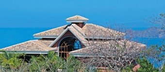 Spectacular Ocean View, Mtn. Top, 5 STAR, Huge pool, Hot tub