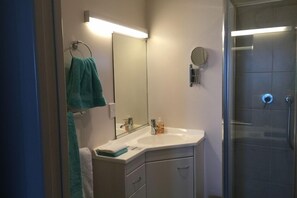 Bathtub, hair dryer, towels, soap - WARU Whakatane: <br>Waterfront Apartment, Restful and Uplifting<br> (Whakatane)