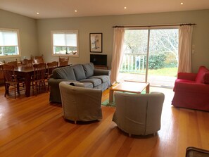 TV, books - Grevillea Cottage - Family and Group Getaways (Katoomba)