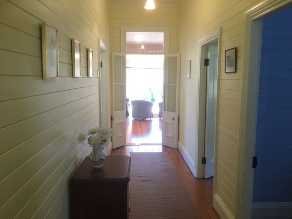 Interior - Grevillea Cottage - Family and Group Getaways (Katoomba)