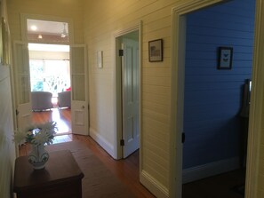 Interior - Grevillea Cottage - Family and Group Getaways (Katoomba)