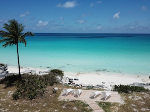 PĂ„ stranden, solstolar och strandhanddukar