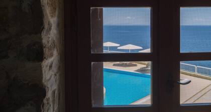 Villa de bord de mer avec piscine privĂ©e et vue imprenable sur la mer ĂgĂ©e