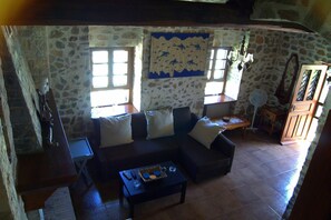 Smart TV, fireplace, DVD player