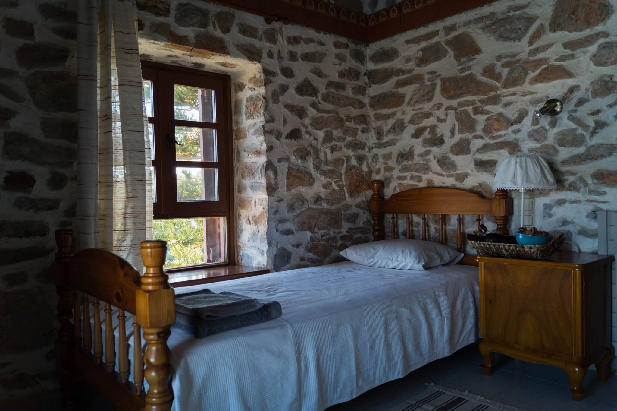 3 bedrooms, desk, iron/ironing board, travel crib