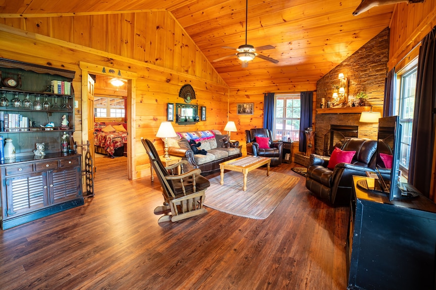 Haven In The Hills! Spectacular Views, River Access, & 5-star Amenities! - Murphy, NC