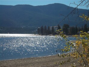 Un lac d’où l’on a une vue dégagée sur les montagnes à l’arrière-plan.