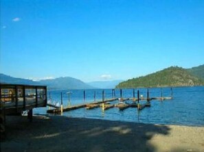 On the beach, sun loungers - 4-Bdrm Waterfront Townhome (Scotch Creek)
