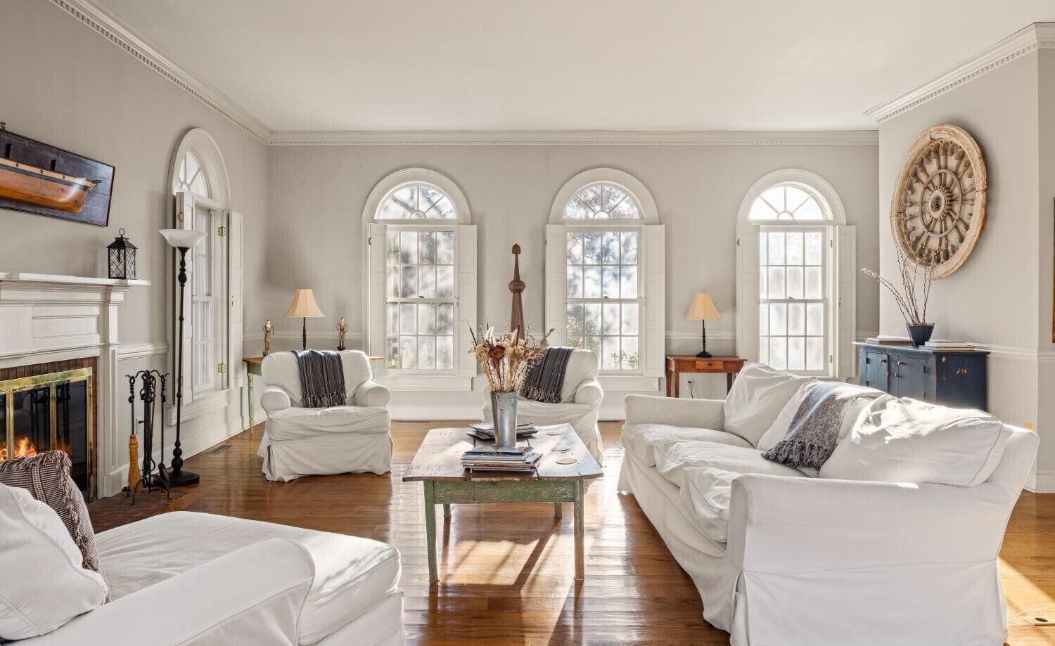 Smart TV, chimenea, videojuegos y reproductor de DVD 