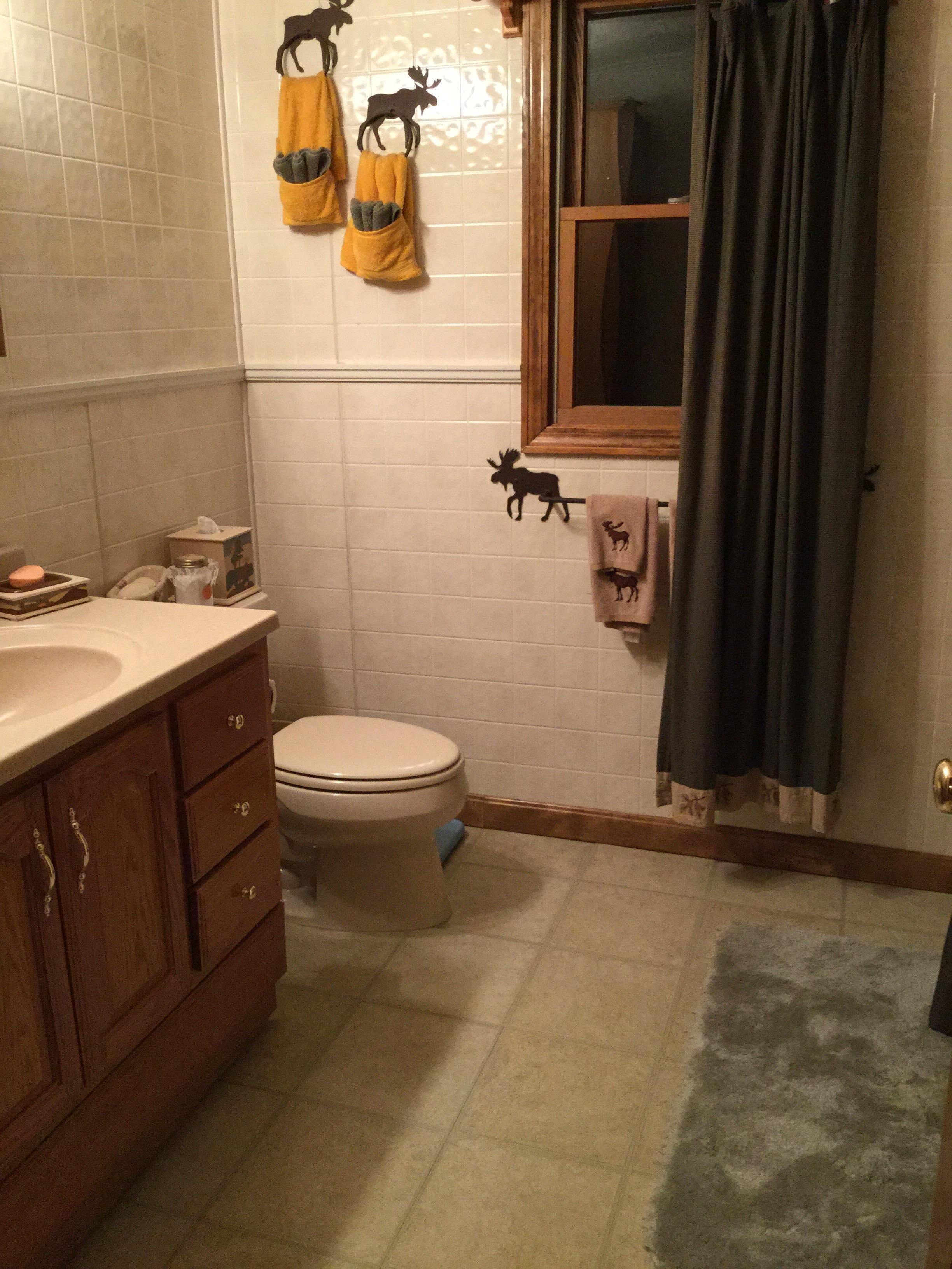 Ensemble douche/baignoire, sèche-cheveux, serviettes fournies