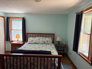 3 quartos, escrivaninha, ferros/tábuas de passar roupa, berço de viagem