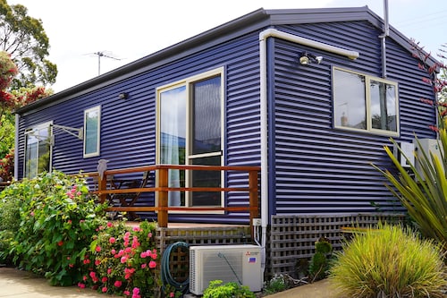 19 Blue in Blackmans Bay A Touch of Country in the Suburbs!