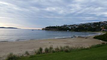 Beach nearby, sun loungers, beach towels