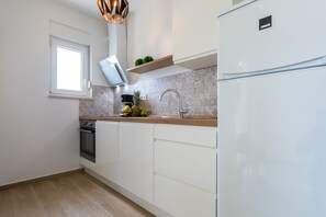 Fridge, microwave, oven, stovetop - Beach Apartment nr 4 - Villa FE (Malinska)