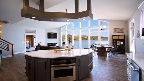 Executive Getaway close to all the action with Private 2 slip dock 