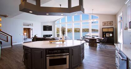 Executive Getaway close to all the action with Private 2 slip dock